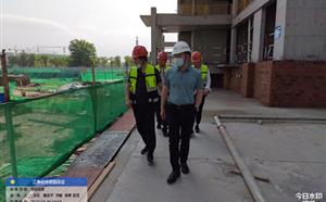 事無巨細，身體力行----萬董事長深入工地檢查指導工作